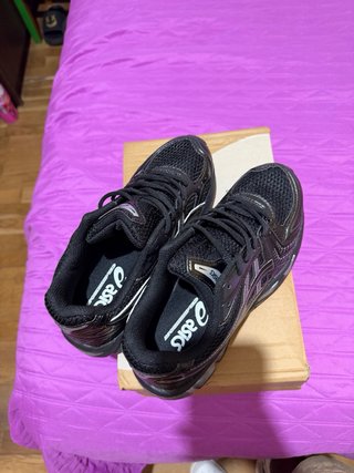 Zapatillas Asics Negras y Plateadas