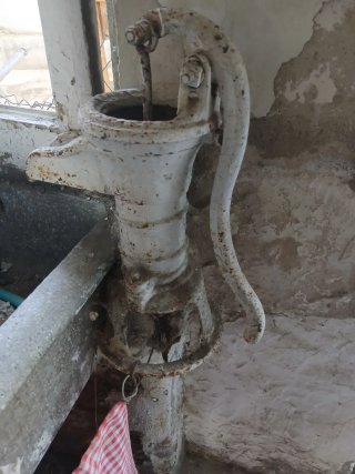 Llave de pozo antigua de hierro fundido