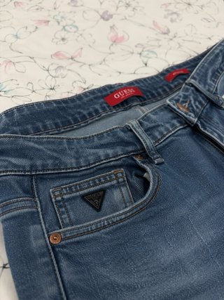 Pantalón vaquero Guess desgastado