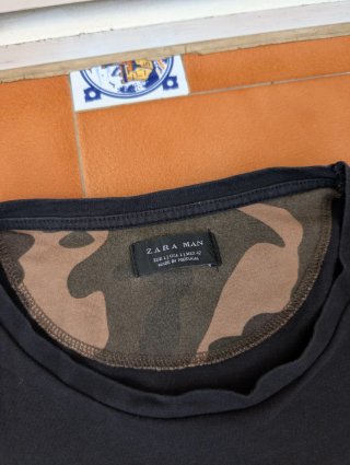 Camiseta Zara Man Negra con Bolsillo Camuflaje