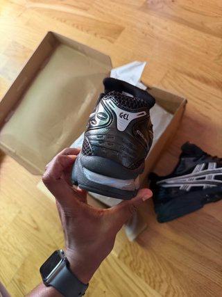 Zapatillas Asics Negras y Plateadas