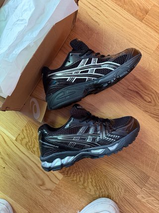 Zapatillas Asics Negras y Plateadas