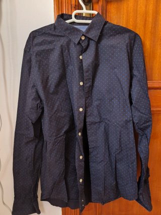 Camisa estampada azul y negra