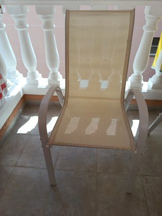 6 Sillas de terraza beige y blancas,apilables