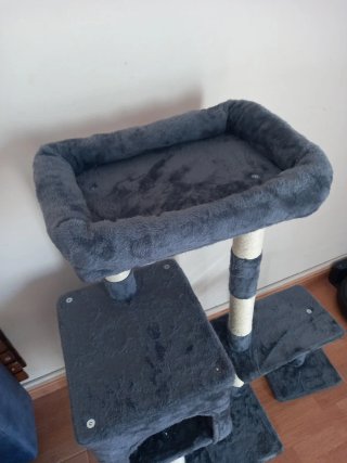 Arbol rascador para gatos color gris oscuro. Nuevo