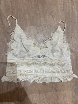 Top lencero beige encaje