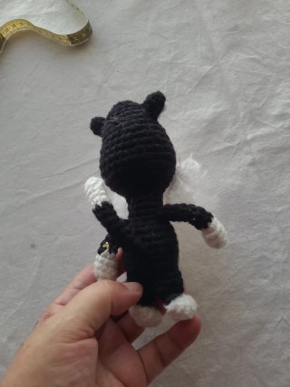 Gato de peluche tejido