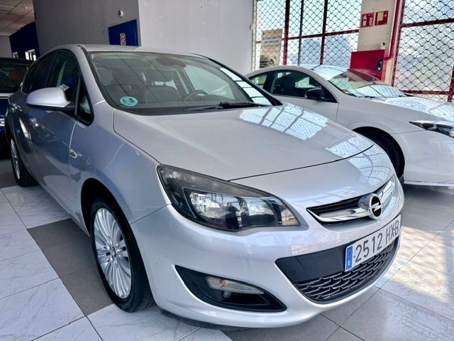 Opel Astra 2014, foto 2