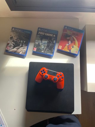PS4 (PlayStation 4) Negra + 4 Juegos
