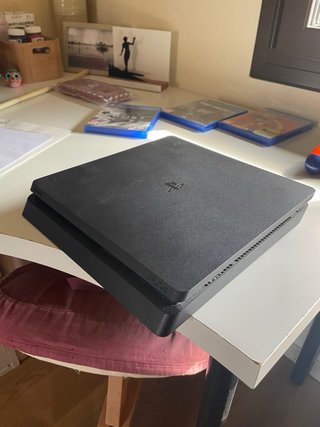 PS4 (PlayStation 4) Negra + 4 Juegos