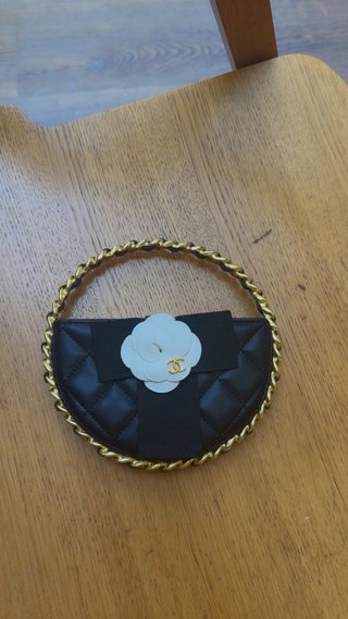 Bolso Chanel Negro con Asa Dorada