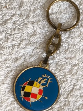 FEDERACIÓN ESPAÑOLA DE FUTBOL LLAVERO + PIN. NUEVO