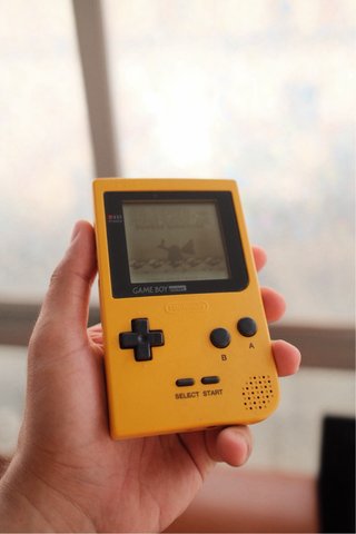 Game Boy Pocket Amarilla + Pokémon Oro