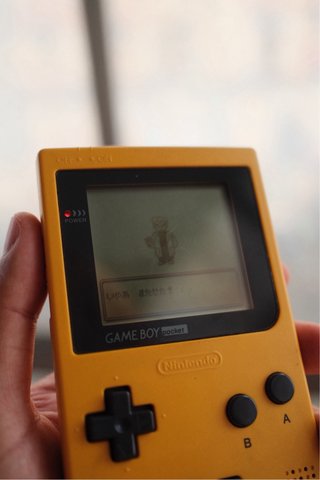 Game Boy Pocket Amarilla + Pokémon Oro
