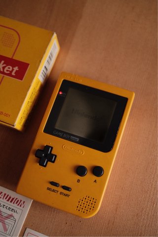 Game Boy Pocket Amarilla + Pokémon Oro