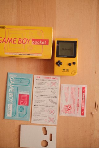 Game Boy Pocket Amarilla + Pokémon Oro