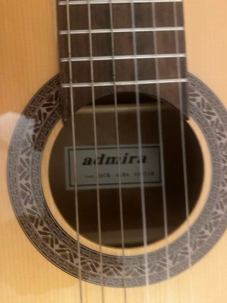 Guitarra Clásica con Funda, precio negociable