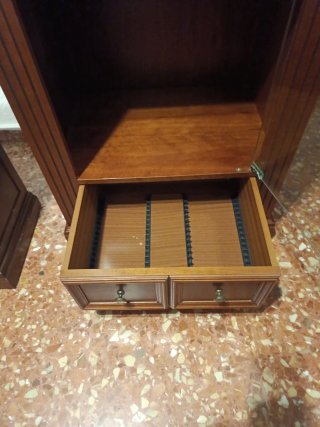 Mueble de madera y cristal para música