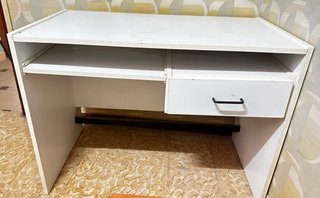Mesa escritorio blanca con cajón