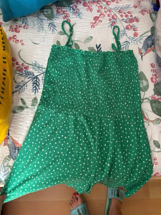 Mono corto verde de lunares blancos con top frunci