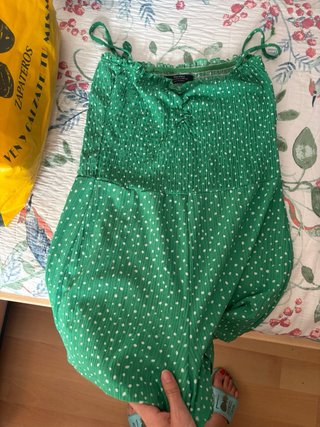 Mono corto verde de lunares blancos con top frunci