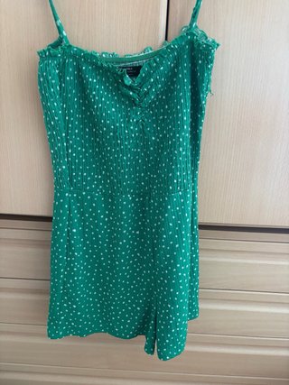 Mono corto verde de lunares blancos con top frunci