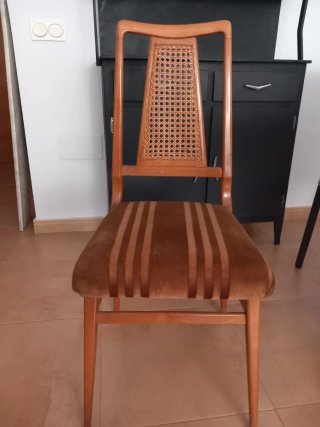 Sillas de ratán con asiento de terciopelo