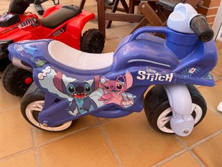 Moto de equilibrio Disney Stitch azul y rosa