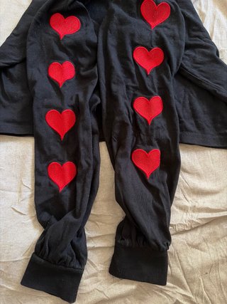Jersey negro con corazones rojos