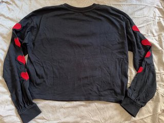 Jersey negro con corazones rojos