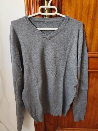 Jersey gris cuello pico