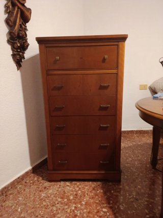Cómoda alta de madera