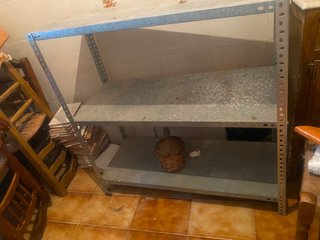 Estantería metálica gris.