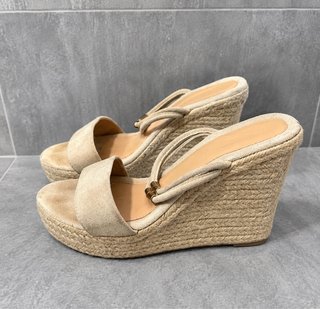 Sandalias cuña beige