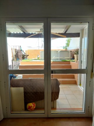 Balconera abatible de aluminio blanco con persiana