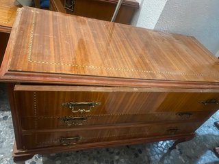 Cómoda de madera con 3 cajones