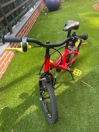 Bicicleta infantil roja