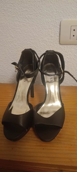 Tacones Guess Negros