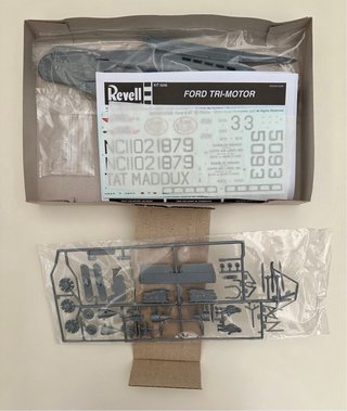 Avión Ford Tri-Motor de Revell a escala 1:77