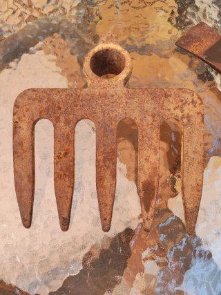 Rastrillo de campo oxidado
