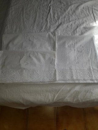 Una sábana y cojineras blancas
