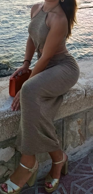 Vestido marrón largo con aberturas