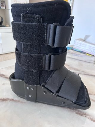 Bota ortopédica negra ajustable