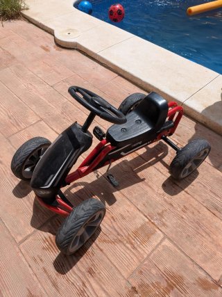 Kart a pedales rojo y negro