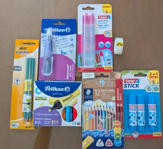 Material escolar: Lápices, rotuladores, pegamento