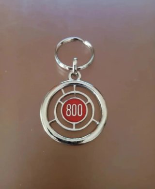 5 LLAVEROS SEAT 800 DE METAL CROMADO FONDO ROJO