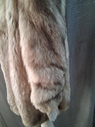 Cappotto in pelliccia beige e grigio