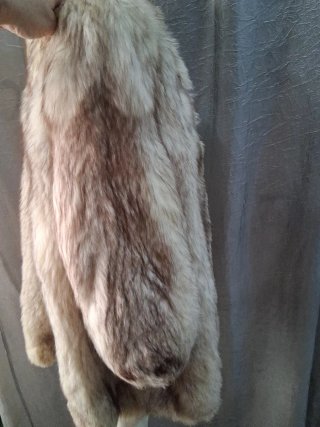 Cappotto in pelliccia beige e grigio
