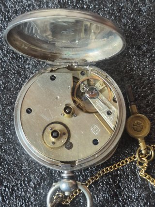 Reloj de bolsillo plata con llave