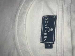 Camiseta Scalpers Blanca con diseño en el lado